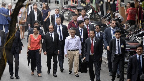Vietnamese French people accompany President Hollande to visit Vietnam - ảnh 2